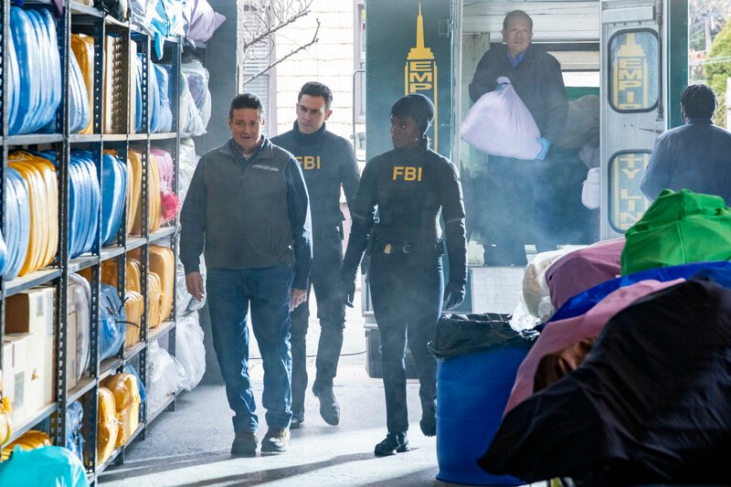 Pictured (L-R): Sean Weil as Linen Co. Owner, John Boyd as Special Agent Stuart Scola, and Katherine Renee Kane as Special Agent Tiffany Wallace – Bild: Bennett Raglin/​CBS