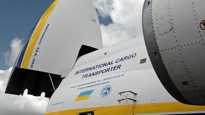 Der Bug lässt sich hydraulisch öffnen und durch Einziehen des Bugfahrwerks absenken, wodurch das Flugzeug über eine flache Rampe direkt vom Boden aus beladen werden kann. – Bild: N24 Doku