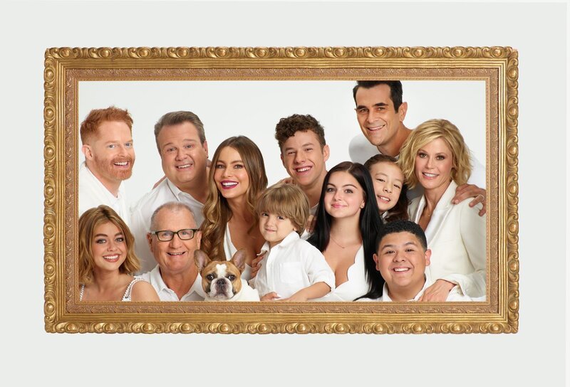 L-R in front: Haley Dunphy (Sarah Hyland), Jay Pritchett (Ed O’Neill), Joe Pritchett (Jeremy Maguire), Alex Dunphy (Ariel Winter), Lily Tucker-Pritchett (Aubrey Anderson-Emmons) and Manny Delgado (Rico Rodriguez) L-R in the back: Mitchell Pritchett (Jesse Tyler Ferguson), Cameron Tucker (Eric Stonestreet), Gloria Delgado-Pritchett (Sofía Vergara), Luke Dunphy (Nolan Gould), Phil Dunphy (Ty Burrell) and Claire Dunphy (Julie Bowen) – Bild: ORF/​20th Century Fox
