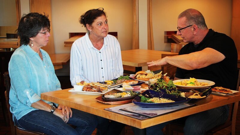 Robert Irvine (r.) – Bild: Warner Bros. Discovery