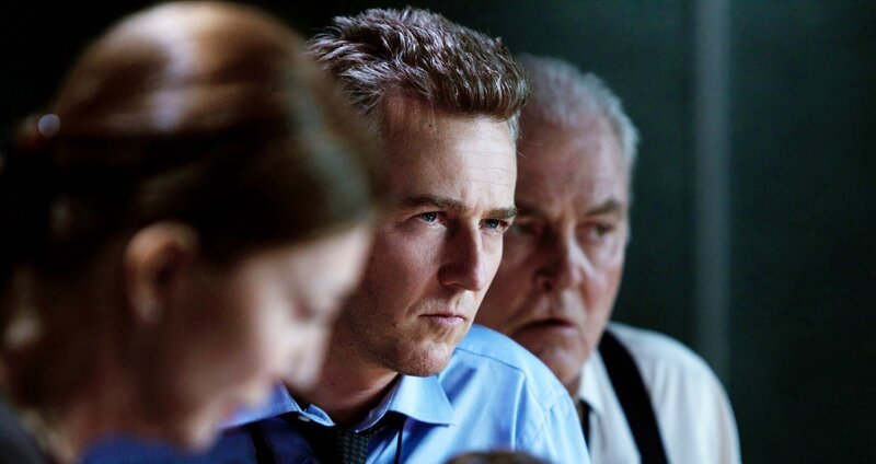 V.l.: Dita (Donna Murphy), Eric Byer (Edward Norton) und Mark Turso (Stacy Keach) sind verantwortlich für die Operation Outcome. Doch dann entdecken sie im Internet Videos, die die Aktion gefährden könnten … – Bild: VOX V.l.: Dita (Donna Murphy), Eric Byer (Edward Norton) und Mark Turso (Stacy Keach) sind verantwortlich für die Operation Outcome. Doch dann entdecken sie im Internet Videos, die die Aktion gefährden könnten … – Bild: VOX