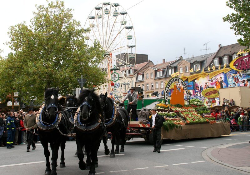 Der Fürther Erntedankfestzug ist der Höhepunkt der alljährlichen Michaeliskirchweih, der „Königin der fränkischen Kirchweihen“. Der Festzug hat seinen Ursprung im Jahr 1817, in dem es nach andauernden Missernten endlich wieder eine reiche Ernte gab. Freude und Dankbarkeit drückt dieser Festzug aus – ein traditionsreicher Brauch bis zum heutigen Tage. – Bild: Norbert Mittelsdorf /​ BR, Stadt Fürth Bürgermeister- und Presseamt /​ BR/​Stadt Fürth Bürgermeister- und Presseamt/​Norbert Mittelsdorf