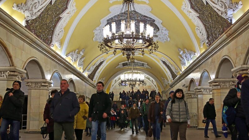 Die Haltestelle Komsomolskaya gehört zu den meistfotografierten Metrostationen Moskaus. – Bild: Maximus Film GmbH