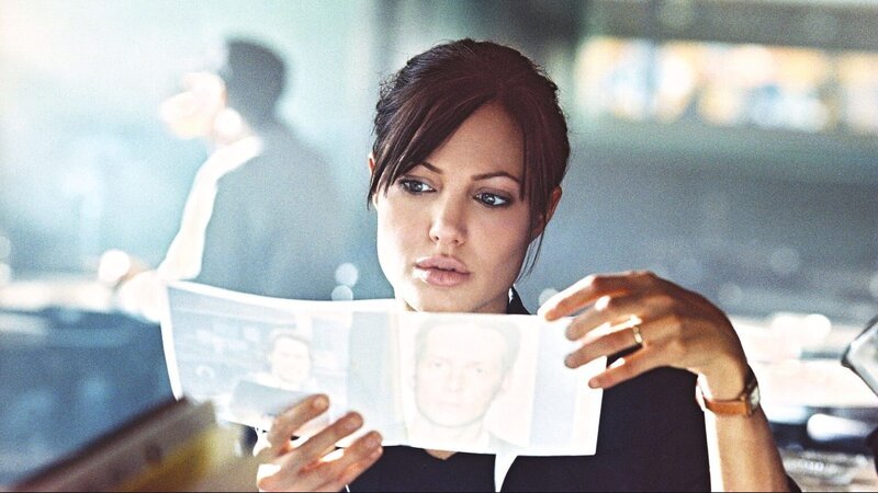 In Montreal treibt ein skrupelloser Serienmörder ein undurchschaubares Spiel. Die Polizei ist ratlos und ordert FBI-Unterstützung an. Zunächst hat es die attraktive Profilerin (Angelina Jolie) schwer unter ihren Kollegen, doch ihre Methoden führen bald zu einer interessanten Spur … – Bild: Warner Bros. In Montreal treibt ein skrupelloser Serienmörder ein undurchschaubares Spiel. Die Polizei ist ratlos und ordert FBI-Unterstützung an. Zunächst hat es die attraktive Profilerin (Angelina Jolie) schwer unter ihren Kollegen, doch ihre Methoden führen bald zu einer interessanten Spur … – Bild: Warner Bros.