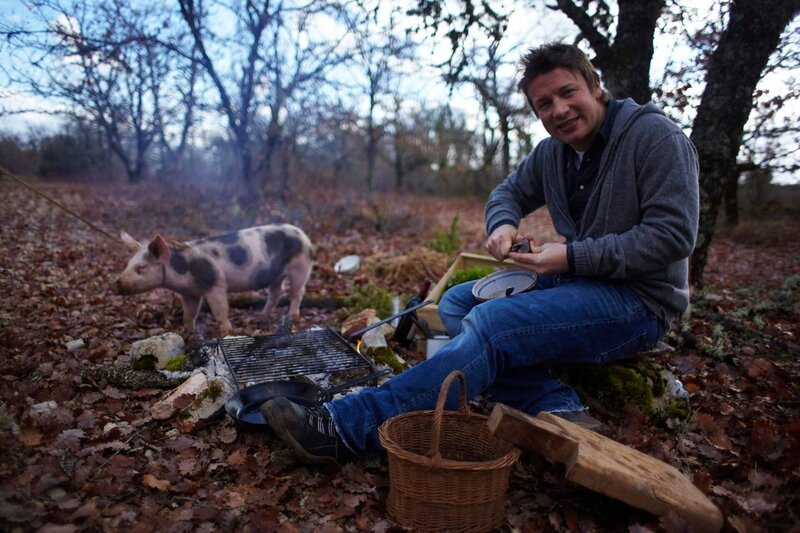 In der Serie wird Starkoch Jamie Oliver zum Feinschmecker-Touristen. Gerade war er noch in Großbritannien und schon sitzt er wieder im Flieger und präsentiert in jeder Folge eine neue leckere Küche einer fremden Stadt oder Region. – Bild: DAVIDLOFTUS