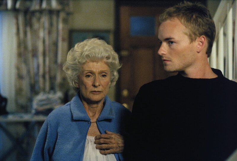 Francis (Christopher Masterson, r.) besucht zu Weihnachten seine launische Großmutter Ida (Cloris Leachman). – Bild: ViacomCBS