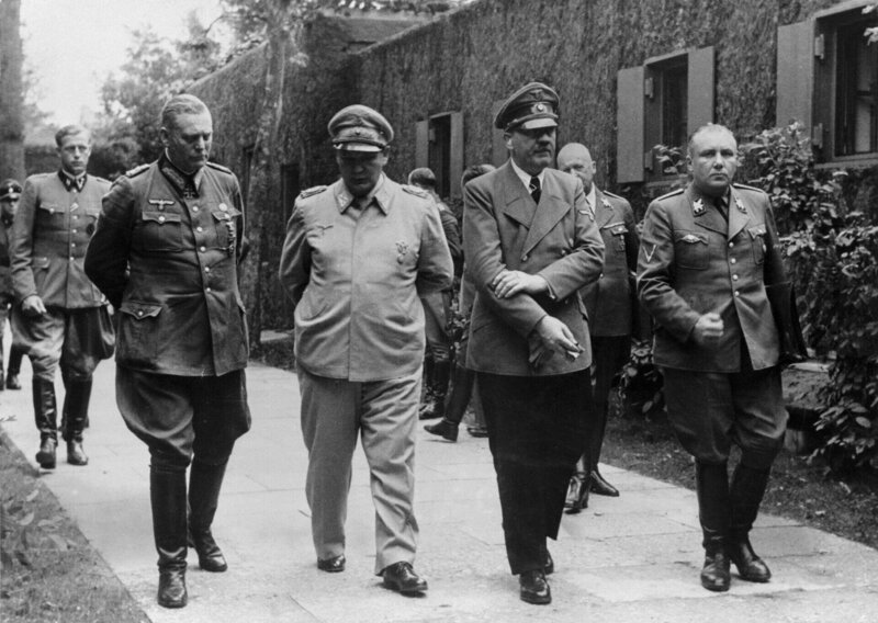 V.l.: Wilhelm Keitel, Hermann Göring und Adolf Hitler Die Verwendung des sendungsbezogenen Materials ist nur mit dem Hinweis und Verlinkung auf RTL+ gestattet. +++ Die Verwendung des sendungsbezogenen Materials ist nur mit dem Hinweis und Verlinkung auf RTL+ gestattet. +++ – Bild: RTL /​ Entertain Me Productions 2023