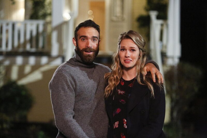 Xavier Holliday (Joshua Sasse, l.); Evie Covington (Tori Anderson, r.) – Bild: ProSiebenSat.1 Media SE