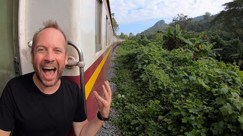 Teddy Wilson reist auf der längsten Bahnstrecke des Königreichs durch Thailand. – Bild: N24 Doku