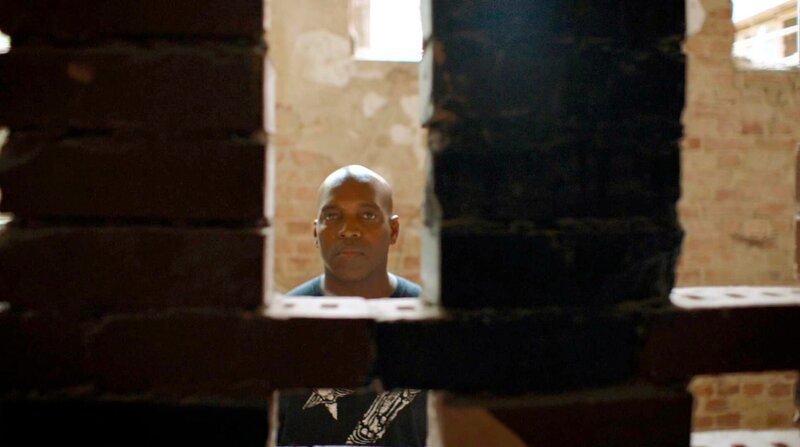 „Berlin Bouncer“ ist eine Produktion von Flare Film in Koproduktion mit dem Rundfunk Berlin-Brandenburg in Zusammenarbeit mit ARTE, gefördert durch Medienboard Berlin-Brandenburg und Deutscher Filmförderfonds, entstanden im Rahmen der Kinoinitiative LEUCHTSTOFF von rbb und Medienboard Berlin-Brandenburg. – Bild: ZDF und rbb/​Flare Film GmbH.