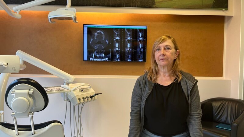 Die Schweizerin Rita erfährt gleich bei ihrem Zahnarzt in Deutschland, ob ihre Implantate aus Ungarn komplett erneuert werden müssen. – Bild: Tereza Bora /​ BR