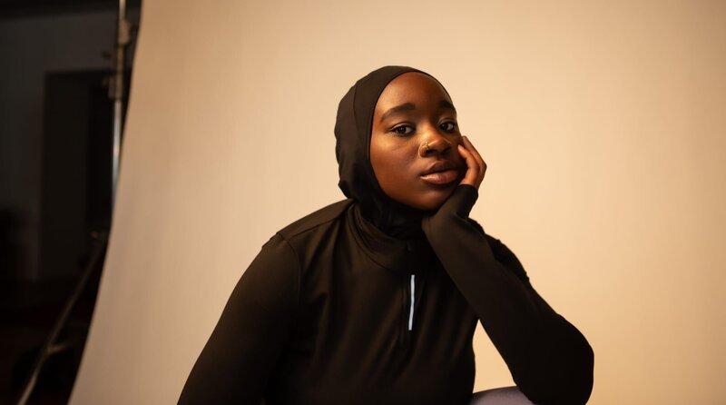 Coumba (Vanessa Yeboah) will als Influencerin mit Hijab eine Inspiration für junge Mädchen sein. – Bild: ARD Degeto/​Studio Zentral/​Iga Dr