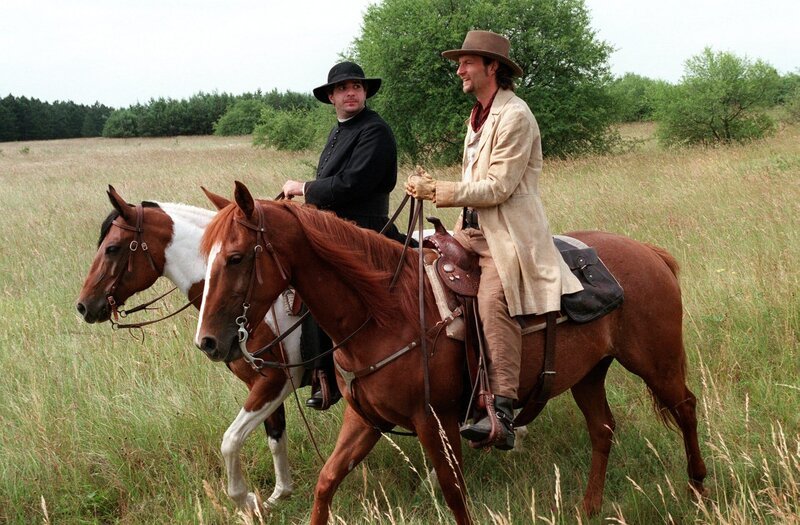 Pfarrer (Michael Niavarani), Thomas Reiter (Alfred Dorfer). – Bild: ORF