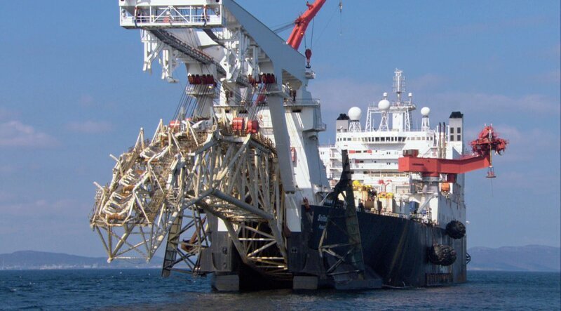 Bildunterschrift: Die Aufgabe der Die „MV Solitaire“ lautet: Rohre unter härtesten Bedingungen auf dem Meeresgrund zu verlegen. Dabei kommt der sogenannte „Stinger“ zum Einsatz. Dieser hängt am Heck des Schiffs und befördert die Pipeline zum Meeresboden. – Bild: WELT