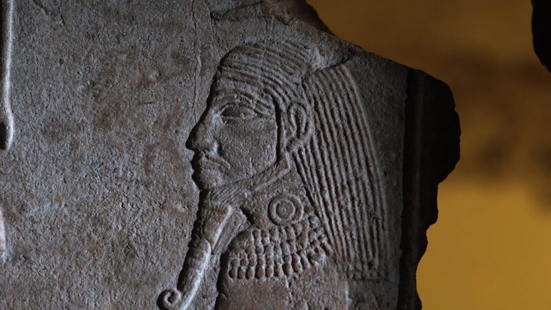 Ein Fragment von einer Kapelle des Pharao Djoser aus Heliopolis gilt als eine der ältesten Darstellung eines Gottes in Menschengestalt. Es stammt aus der Gründungszeit von Heliopolis vor über 4000 Jahren – heute im Turiner Museo Egizio. – Bild: ZDF und Tom Bresinsky./​Tom Bresinsky