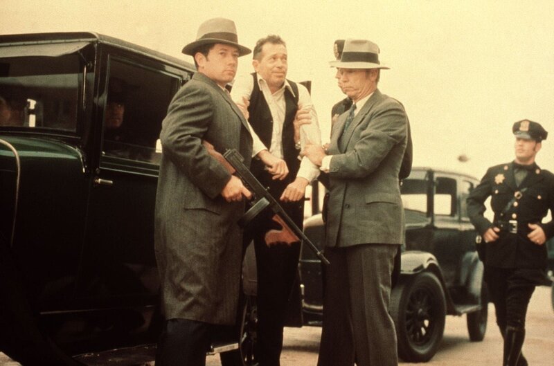 FBI Agent Purvis ist es gelungen, den Bankräuber John Dillinger (Warren Oates, 2.v.l.) zu schnappen … – Bild: ProSieben Media AG FBI Agent Purvis ist es gelungen, den Bankräuber John Dillinger (Warren Oates, 2.v.l.) zu schnappen … – Bild: ProSieben Media AG