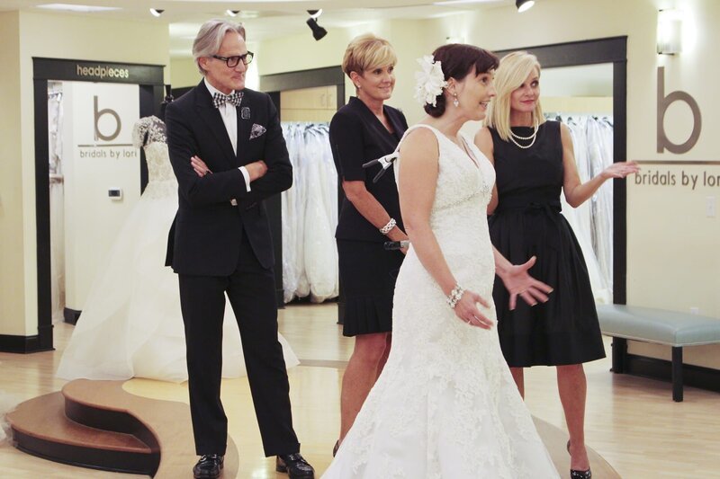 Werden Flo (r.), Monte (l.) und Lori (2.v.l.) für Suzanne (2.v.r.) das perfekte Kleid finden – das auch den Vorstellungen ihrer Töchter entspricht? – Bild: TLC & Discovery Communications