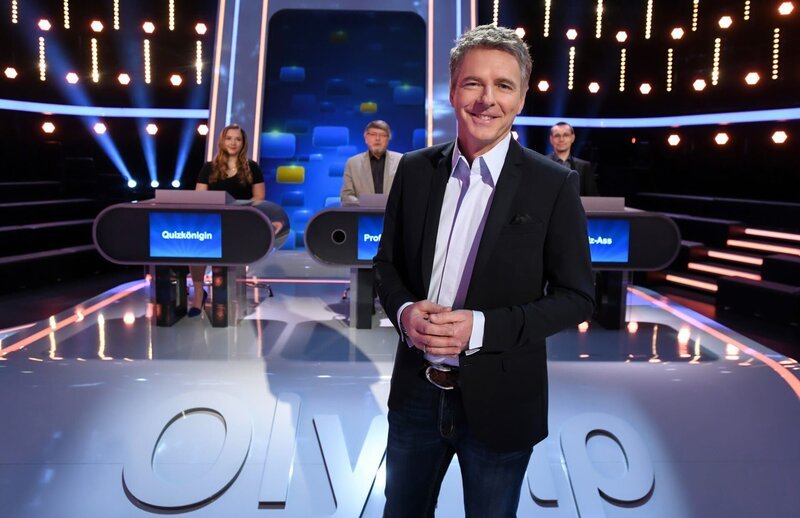 Moderator Jörg Pilawa (vorne) mit den Quizduell-Experten (hinten – von links): „Quizkönigin“ Marie-Louise Finck, „Professor Quiz“ Eckhard Freise und „Quiz Ass“ Thorsten Zirkel. – Bild: ARD/​Uwe Ernst/​Uwe Ernst