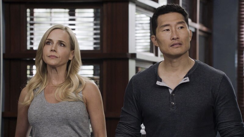 Nicht nur ihr aktueller Fall bereitet ihnen Kopfzerbrechen: Chin (Daniel Dae Kim, r.) und Abby (Julie Benz, l.) … – Bild: CBS Broadcasting, Inc.