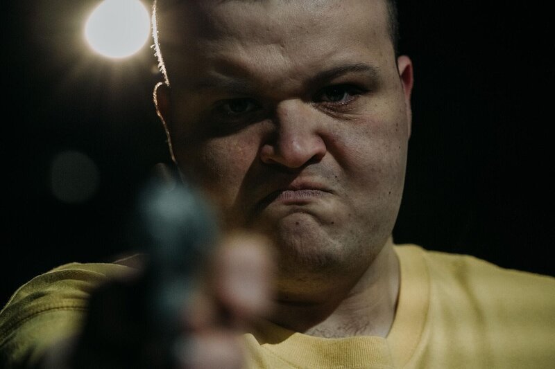 Nachgestellte Szene: Marshall Ratliff mit einer Waffe +++ – Bild: RTL /​ Arrow International Media /​ Saloon Media