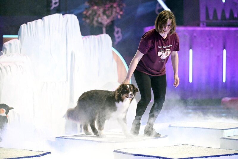 Vanessa Schäfer mit ihrem Australian Shepherd ‚Luke‘ in Runde 1. – Bild: RTL /​ Markus Hertrich