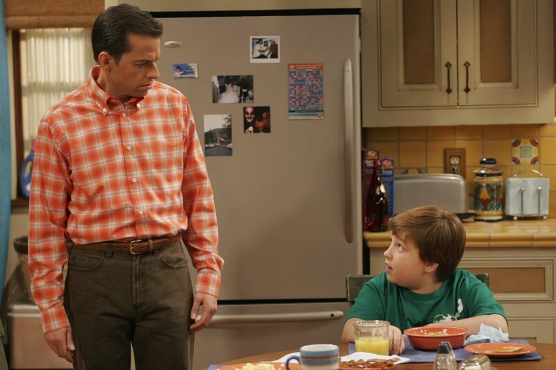 Ahnen nicht, dass es Berta auf Alans Zimmer abgesehen hat: Jake (Angus T. Jones, r.) und Alan (Jon Cryer, l.) … – Bild: Warner Brothers Entertainment Inc. Lizenzbild frei