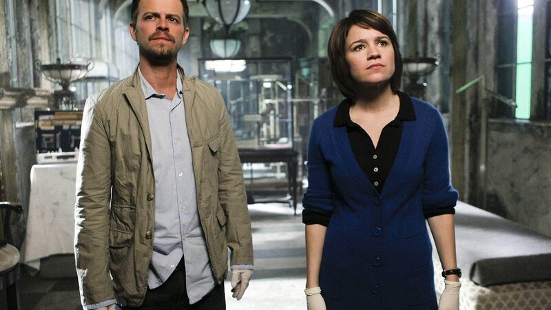 Danny Messer (Carmine Giovinazzo) und Det. Lindsay Monroe Messer (Anna Belknap) untersuchen den Tod einer an Verschwörungstheorien besessenen Frau. – Bild: RTL /​ CBS