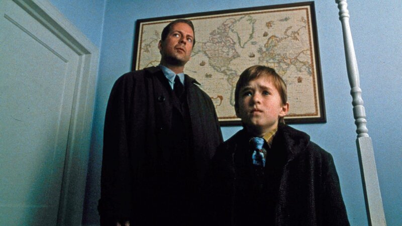 Psychologe Malcolm Crow (Bruce Willis) kümmert sich um den verhaltensgestörten Jungen Cole (Haley Joel Osment), der überall tote Menschen sieht.. – Bild: RTLZWEI