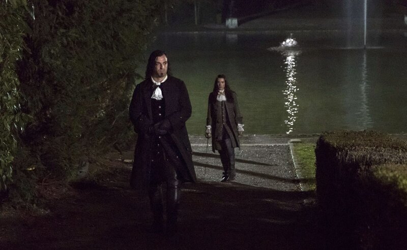 Philipp von Orléans (Alexander Vlahos, r.) – Bild: Tibo et Anouchka/​Capa Drama/​Banijay Studios France/​Entre Chien et Loup /​Canal+ /​ Thibault Grabherr Lizenzbild frei