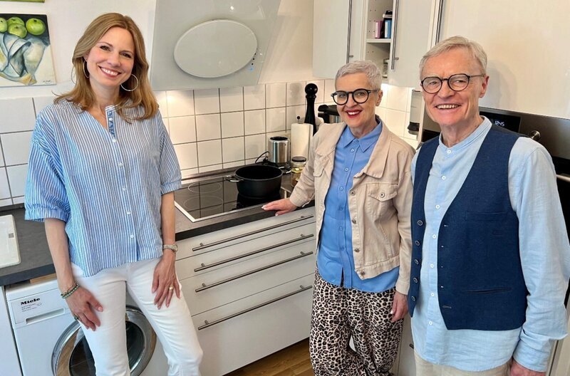 Ofen säubern mit natürlichen Mitteln. Hauswirtschaftsmeisterin Nora Müller (r.). erklärt Marianne und Roland Strahl-Gromotka (l.), wie es geht. – Bild: SRW/​solis tv /​ SWR Presse/​Bildkommunikation