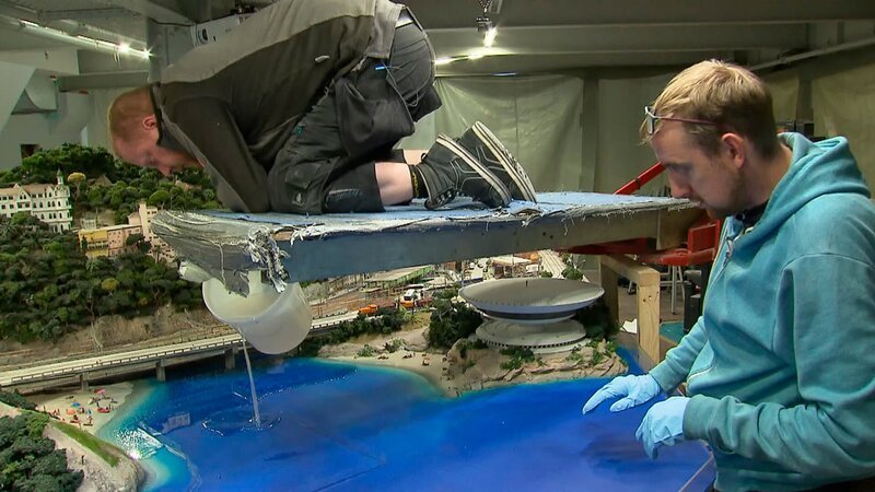 Die Copacabana braucht Wasser und das wird im Wunderland von den Modellbauern mit flüssigem Kunstharz gegossen. – Bild: Miniatur Wunderland
