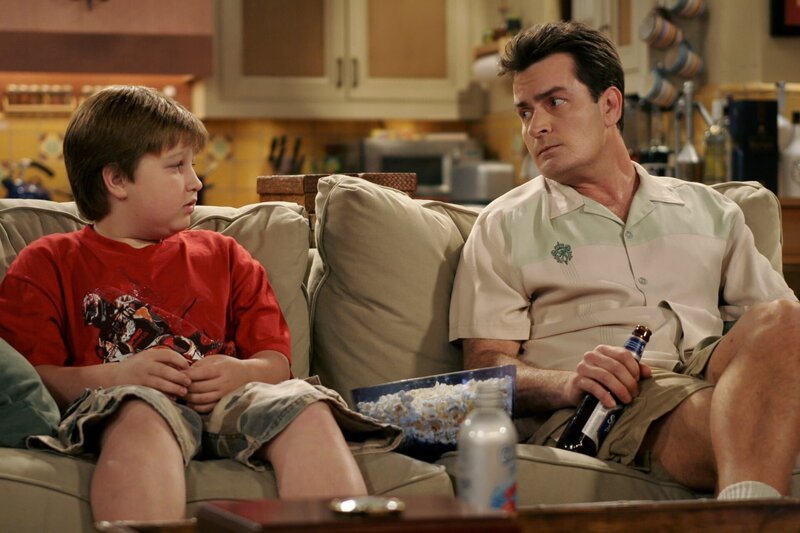 Jake (Angus T. Jones, l.) hofft von seinem Onkel (Charlie Sheen, r.) zu erfahren, mit wem sich sein Vater heimlich trifft … – Bild: Warner Brothers Entertainment Inc. Lizenzbild frei