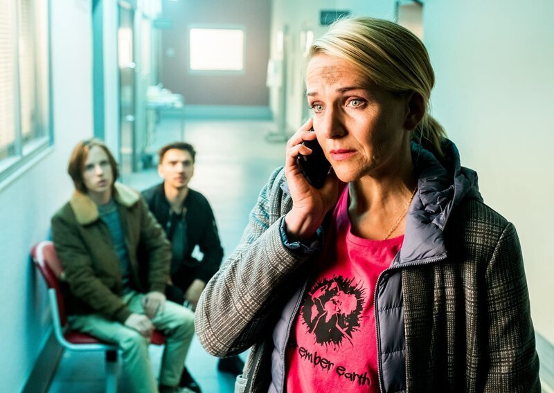Nils (Arved Friese, l.) und Leon (Ivo Kortlang, m.) sind für Ottos Unfall mitverantwortlich und warten nun bang auf Neuigkeiten. Fritzie (Tanja Wedhorn) erteilt den Jungs mit einer falschen Schreckensnachricht eine Lektion. – Bild: ZDF und Gordon Mühle