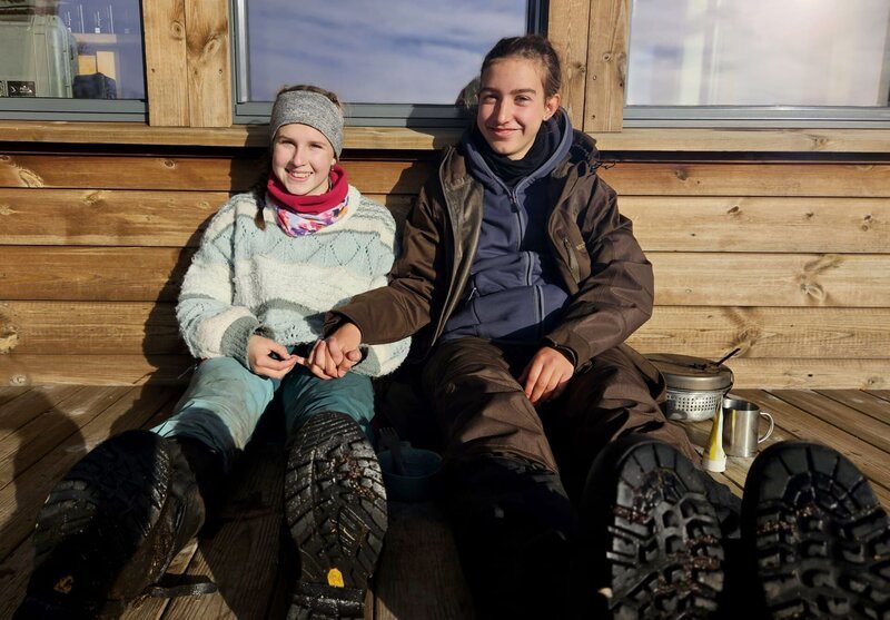 Pause von der stressigen Jagdtour: Marlies (links) und Emma (rechts) genießen ein paar ruhige Minuten ohne Konkurrenzkampf in der Safe Zone. – Bild: BR/​Bewegte Zeiten Filmproduktion GmbH/​Megan Ehrmann