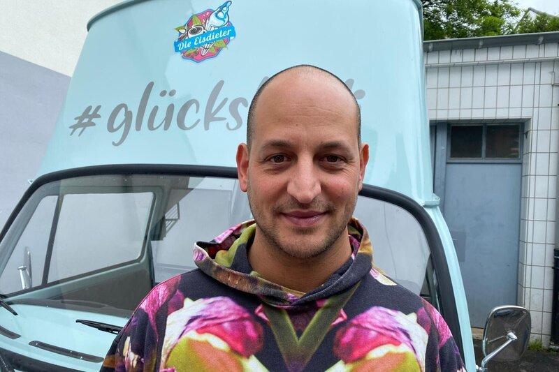 Giuliano Altamura ist mobil unterwegs mit Foodtruck, rollendem Café und mehreren Eiswagen. – Bild: RTL /​ Filet Film