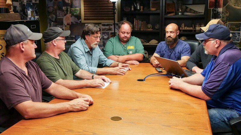 Rick Lagina (3.v.l.), Billy Gerhardt (m.), Jack Begley (3.v.r.) – Bild: THE HISTORY CHANNEL /​ A+E Networks