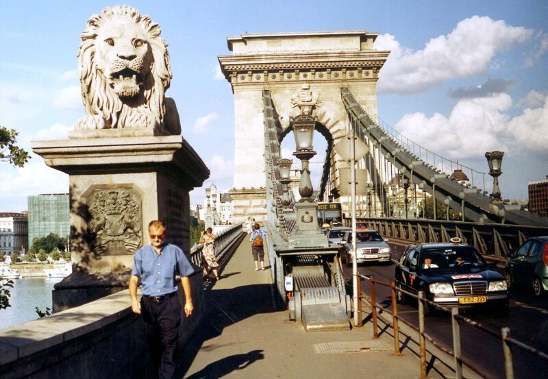 Die Kettenbrücke – Auf dieser Kettenbrücke wird richtig fetziger Jazz geboten. – Bild: HR/SR/Julia Leiendecker Die Kettenbrücke – Auf dieser Kettenbrücke wird richtig fetziger Jazz geboten. – Bild: HR/SR/Julia Leiendecker