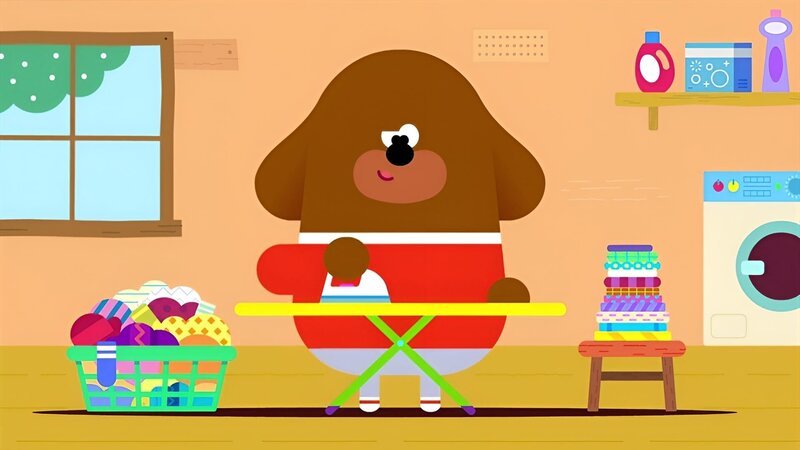 Duggee verbringt seine freie Zeit mit Bügeln. – Bild: WDR/​Die Sendung mit dem Elefanten