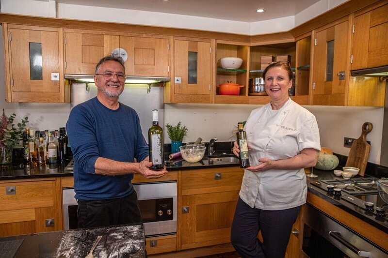 Raymond Blanc (l.) und Angela Hartnett – Bild: RTL /​ Rock Oyster Media