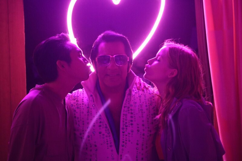 Paul (Justin Chon, l.); Erin (Ellie Bamber, r.) – Bild: 2018 Digital Cities LLC. All rights reserved. Lizenzbild frei
