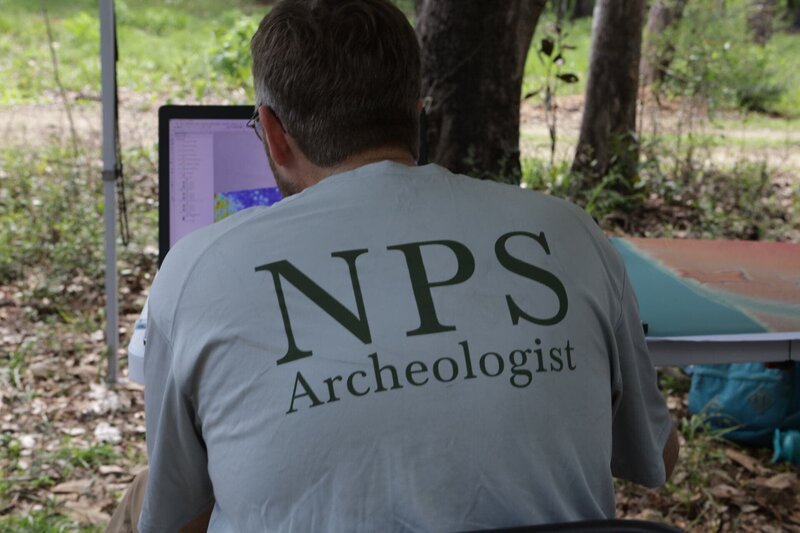 Archäologen entdecken Überreste einer Maroon-Gemeinschaft, die in einem vergessenen Sumpf in Virginia lebte. – Bild: THE HISTORY CHANNEL /​ Beyond