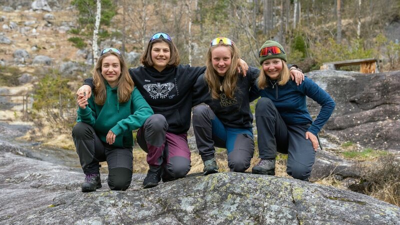 Ein starkes Team: Von links: Emma, Emilia, Kaja und Leyla. – Bild: Bewegte Zeiten Filmproduktion GmbH/​Megan Ehrmanns