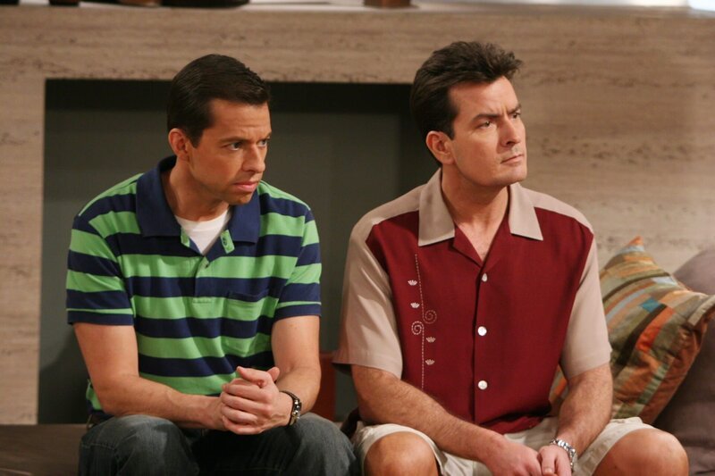 Versuchen Harvey und Rose los zu werden: Alan (Jon Cryer, l.) und Charlie (Charlie Sheen, r.) … – Bild: Warner Brothers Entertainment Inc. Lizenzbild frei