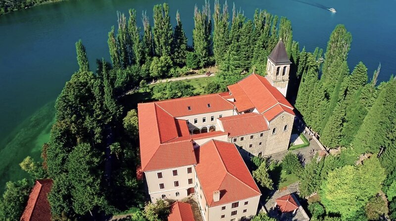 Inmitten des Nationalparks Krka befindet sich die Klosterinsel Visovac. – Bild: BR/NDR/TV Plus/Shutterstock Inmitten des Nationalparks Krka befindet sich die Klosterinsel Visovac. – Bild: BR/NDR/TV Plus/Shutterstock