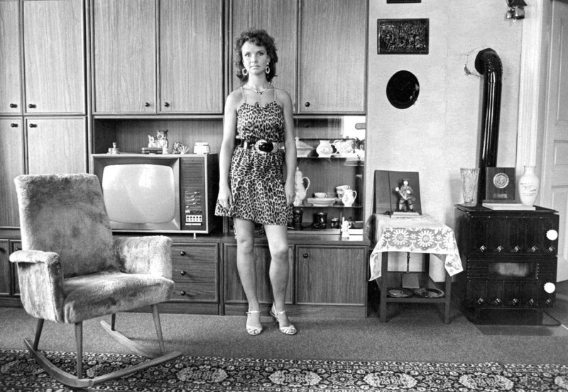 rbb Fernsehen Gutes von gestern: SAG MIR, WO DIE SCHÖNEN SIND, am Freitag (25.04.14) um 00:00 Uhr. Das Ereignis war spektakulär: 20 junge Frauen stellen sich einer der ersten Misswahlen der gerade untergehenden DDR. Leipzig im Mai 1989. Der junge Fotograf Gerhard Gäbler portraitiert die Kandidatinnen und interviewt sie mit seinem alten Kassetten-Recorder. „story“-Autor Gunther Scholz geht zusammen mit Gerhard Gäbler auf die Suche und findet fast alle Frauen wieder. Was ist aus Ihnen geworden, wie leben sie heute und wo leben sie? – Ehemalige Miss-Kanditatin – damals: Katrin Bormann – Bild: rbb/MDR/Gerhard Gäbler rbb Fernsehen Gutes von gestern: SAG MIR, WO DIE SCHÖNEN SIND, am Freitag (25.04.14) um 00:00 Uhr. Das Ereignis war spektakulär: 20 junge Frauen stellen sich einer der ersten Misswahlen der gerade untergehenden DDR. Leipzig im Mai 1989. Der junge Fotograf Gerhard Gäbler portraitiert die Kandidatinnen und interviewt sie mit seinem alten Kassetten-Recorder. „story“-Autor Gunther Scholz geht zusammen mit Gerhard Gäbler auf die Suche und findet fast alle Frauen wieder. Was ist aus Ihnen geworden, wie leben sie heute und wo leben sie? – Ehemalige Miss-Kanditatin – damals: Katrin Bormann – Bild: rbb/MDR/Gerhard Gäbler