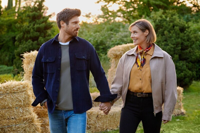 Sam (Marcus Rosner) zweigt Ellie (Ashley Williams), was das Landleben alles zu bieten hat. +++ Die Verwendung des sendungsbezogenen Materials ist nur mit dem Hinweis und Verlinkung auf RTL+ gestattet. +++ – Bild: 2023 Hallmark Media