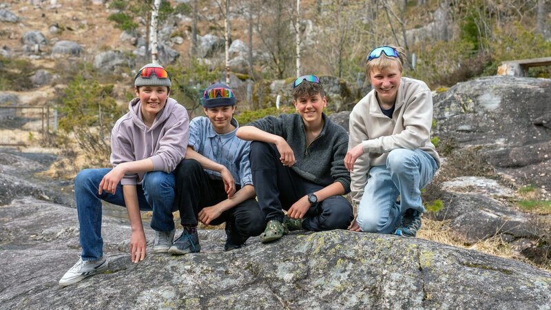 Genießen ihr Jahr am Camp in der Wildnis: Von links: Max, Niklas, Ben und Maxi. Die schnelle Brille ist das Lieblingsaccessoire der Schüler. – Bild: Bewegte Zeiten Filmproduktion GmbH/​Megan Ehrmanns