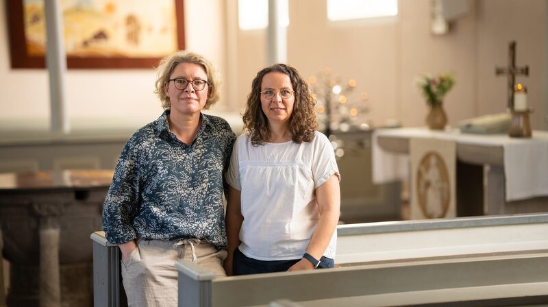 Vater bekannt – ein Samenspender und seine 30 Kinder Tina und Tanja (Mütter von Hugo) in der Kirche beim Interview. – Bild: NDR/​Till Vielrose /​ NDR Presse und Information