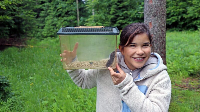 Anna mit einem der seltensten Säugetiere der Welt, einer Bayerischen Kurzohrmaus. – Bild: BR/​TEXT+BILD Medienproduktion GmbH & Co. KG/​Marcella Müller