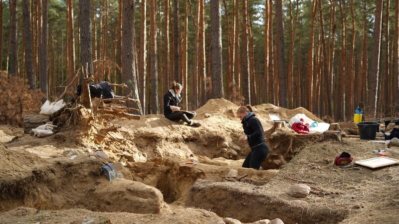 Grabung in Bad Belzig: Archäologen gehen auf Spurensuche an einstigen Orten des Grauens. Was geschah früher auf Richtstätten? Wie wurden Todesurteile vollstreckt und was weiß man über die Opfer? – Bild: ZDF und Thomas Frischhuth./Thomas Frischhuth Grabung in Bad Belzig: Archäologen gehen auf Spurensuche an einstigen Orten des Grauens. Was geschah früher auf Richtstätten? Wie wurden Todesurteile vollstreckt und was weiß man über die Opfer? – Bild: ZDF und Thomas Frischhuth./Thomas Frischhuth